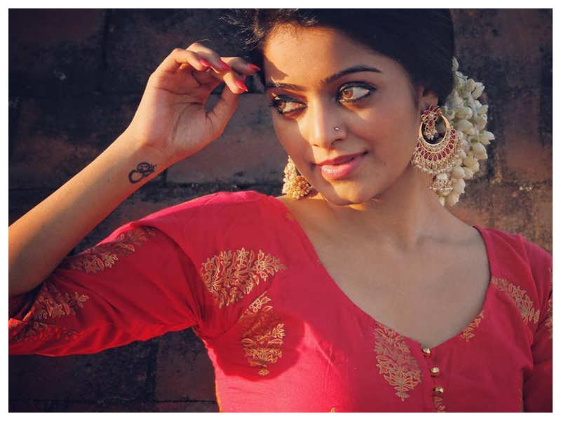 Janani Iyer  Height, Weight, Age, Stats, Wiki and More
